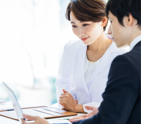医療機関の担当者同士が相談する様子
