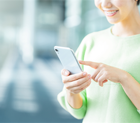 スマートフォンで医療情報を確認する様子