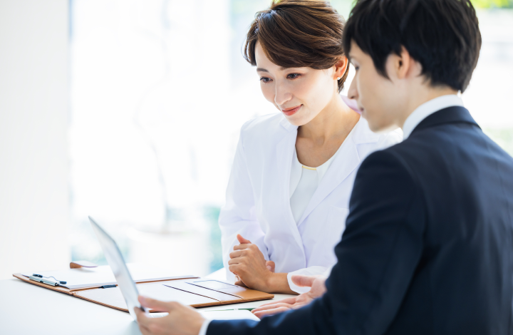 資料を見ながら相談する二人