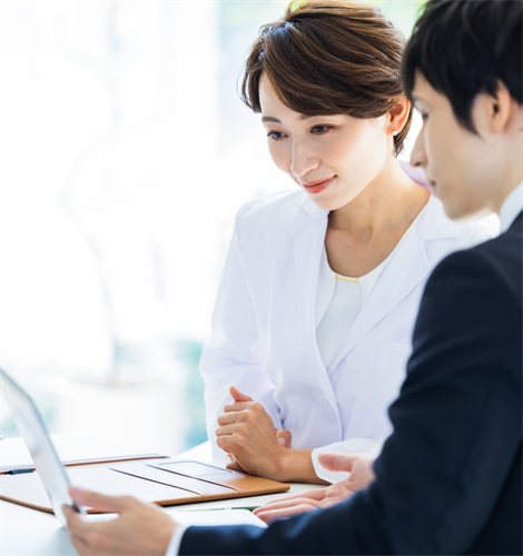 医療機関の担当者と打ち合わせる様子
